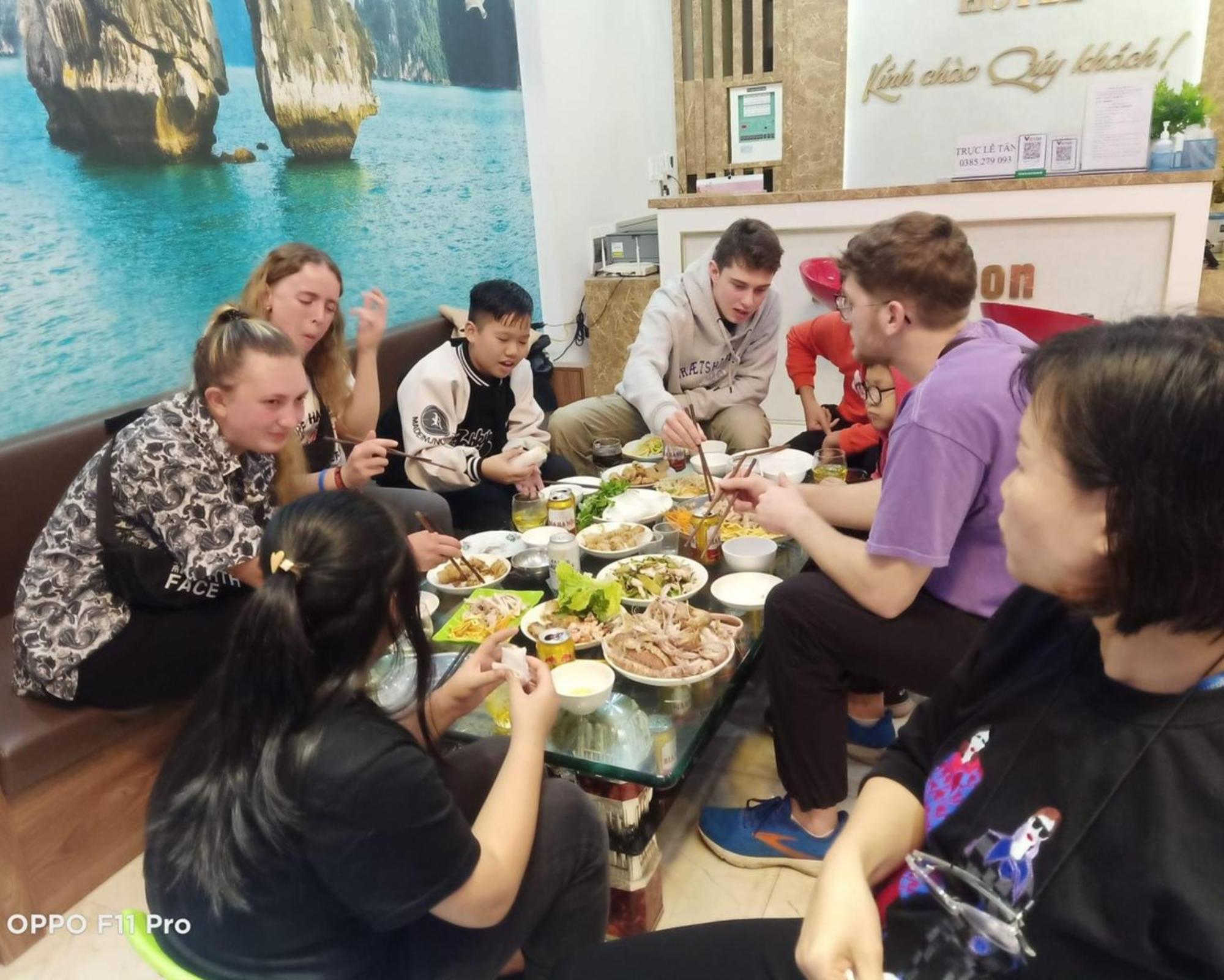 Ha Long Fancy Hostel With Vegetarian And Vegan Restaurant エクステリア 写真