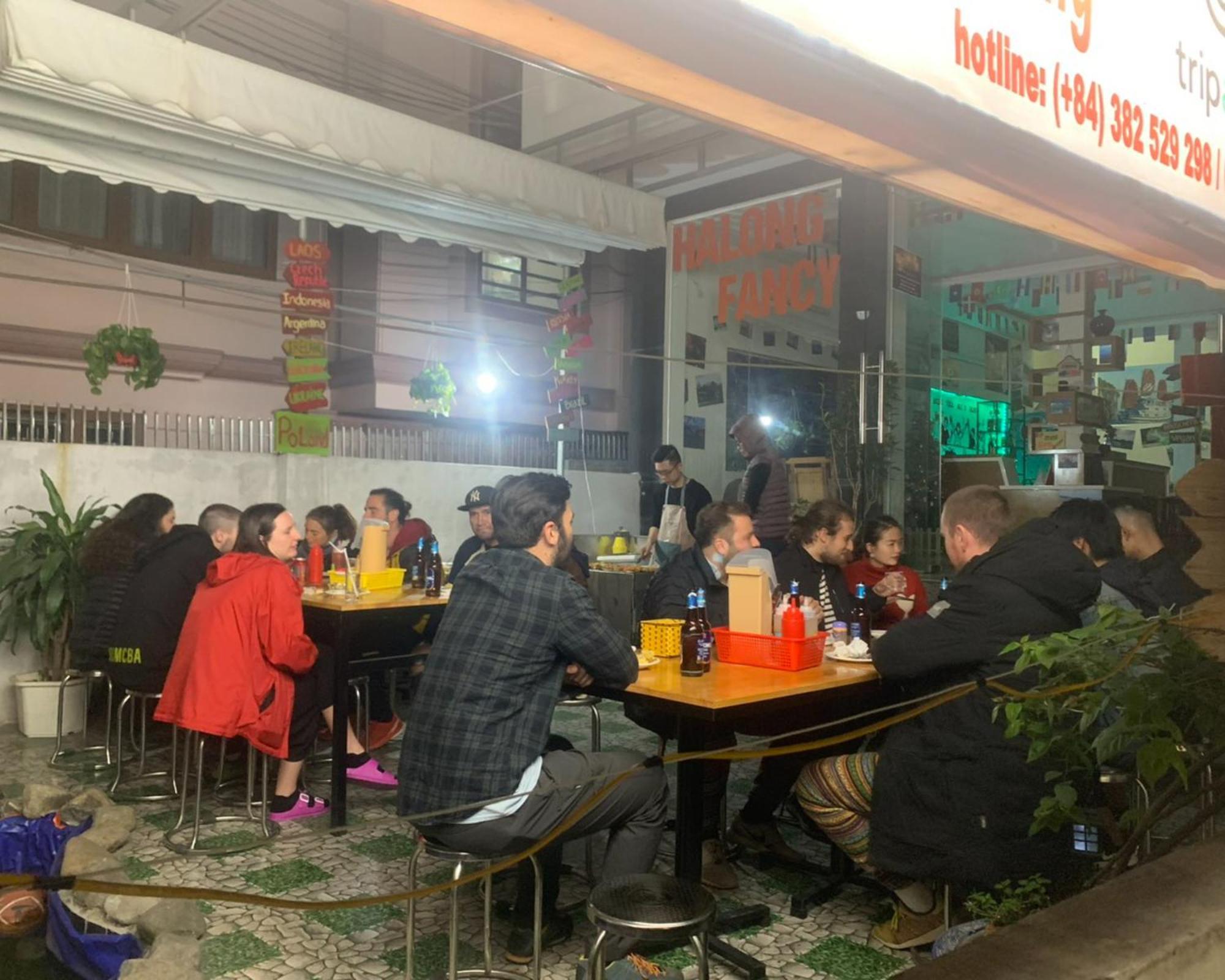 Ha Long Fancy Hostel With Vegetarian And Vegan Restaurant エクステリア 写真