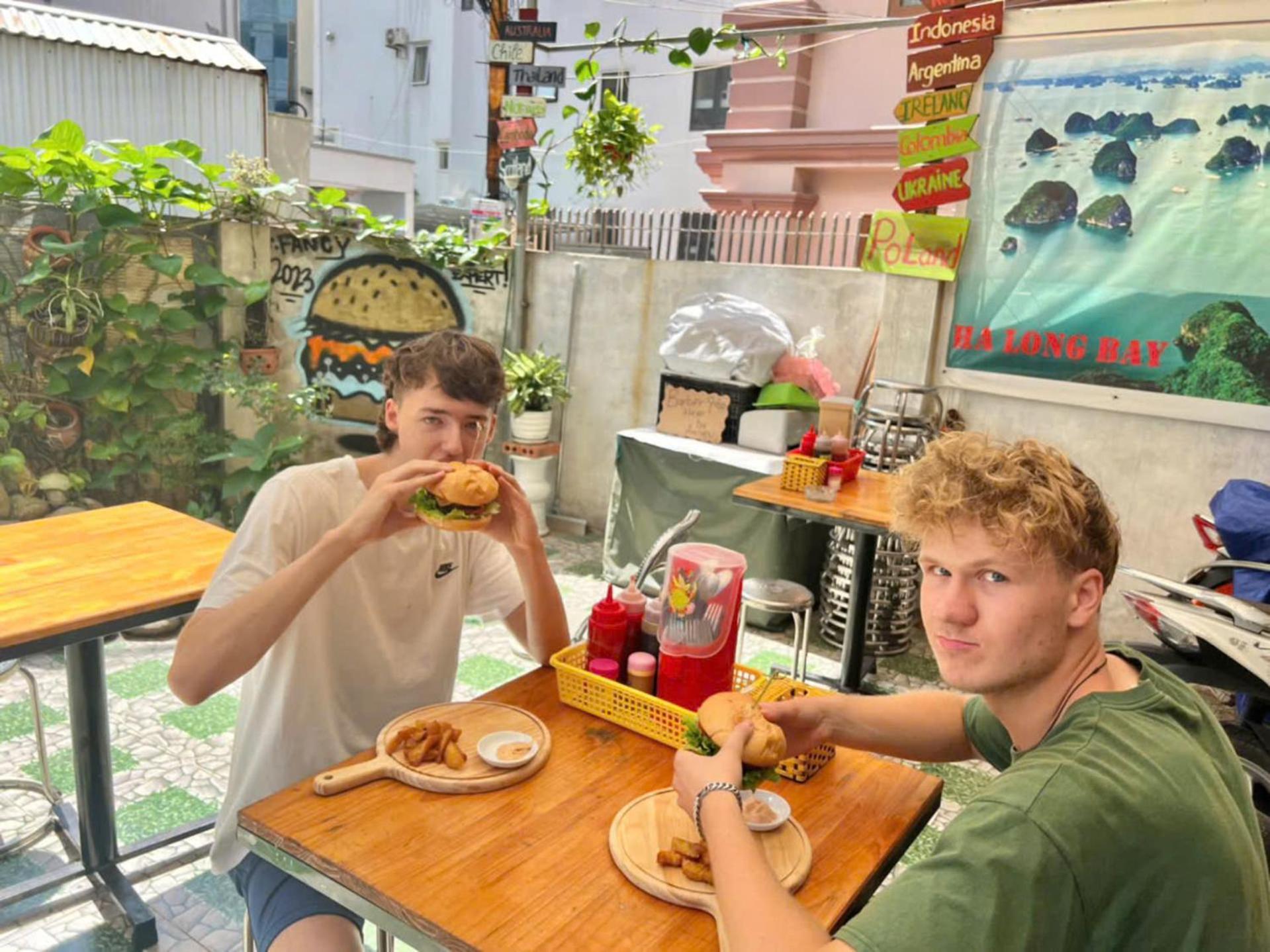 Ha Long Fancy Hostel With Vegetarian And Vegan Restaurant エクステリア 写真