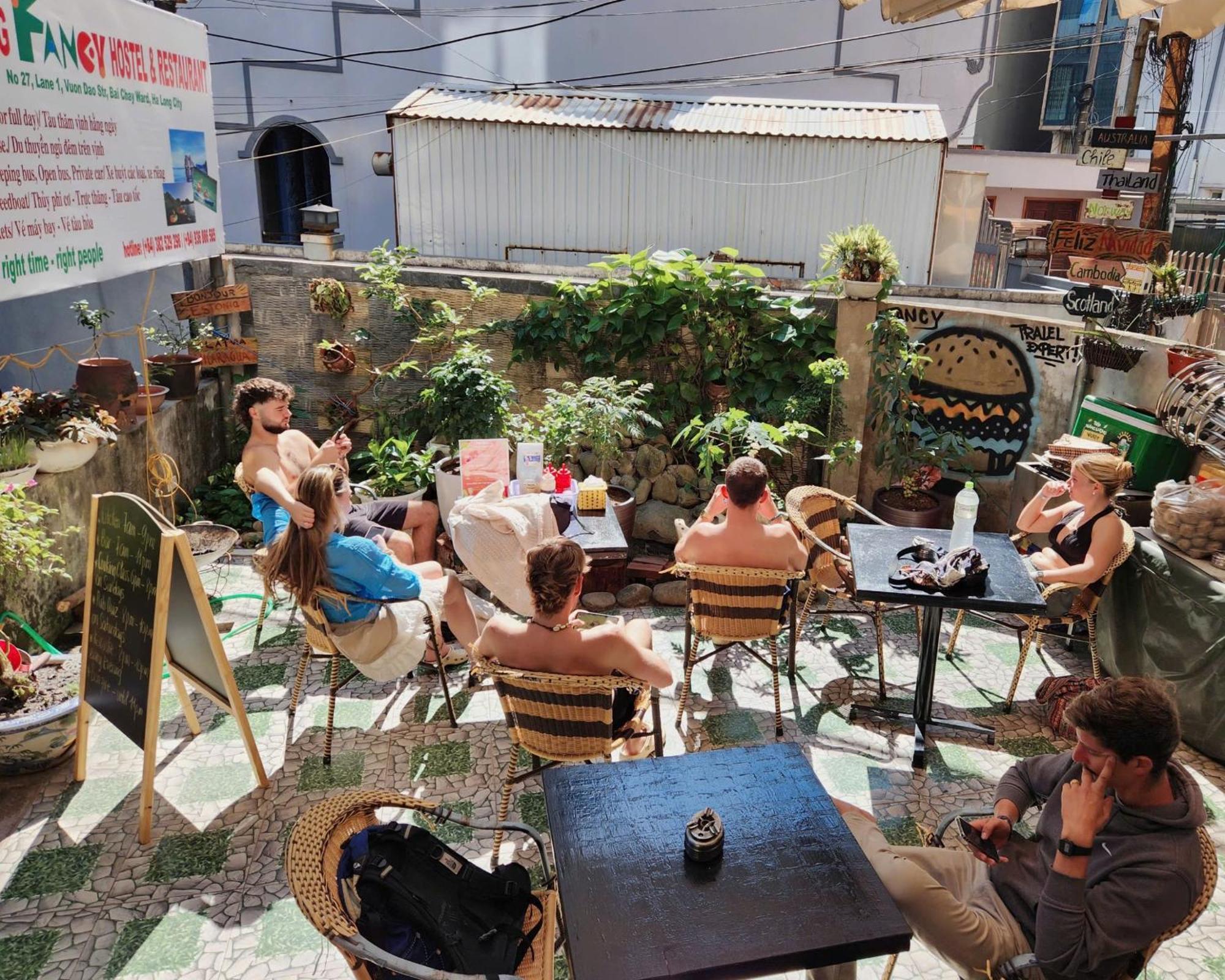 Ha Long Fancy Hostel With Vegetarian And Vegan Restaurant エクステリア 写真